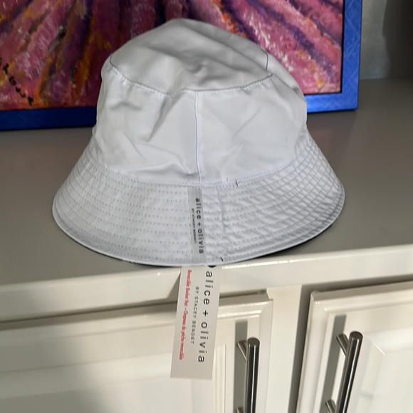 Alice + Olivia black reversible bucket hat with tags - Picture 4 of 5